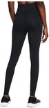 Achterkant van een zwarte legging met hoge taille die door een model wordt gedragen met zwarte sportschoenen.