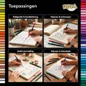 Vier afbeeldingen: handen kalligraferen met roze pen, tekenen met groene pen, bullet journal maken met rode pen, inkleuren met bruine pen.