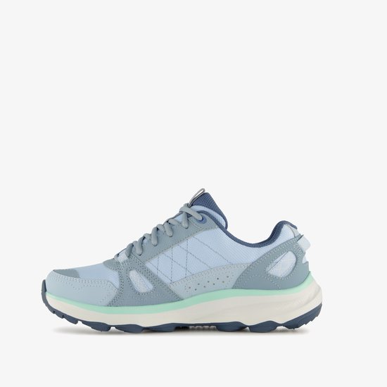 Zijaanzicht van een blauwe Skechers sneaker met mintgroene accenten, witte en blauwe zool.