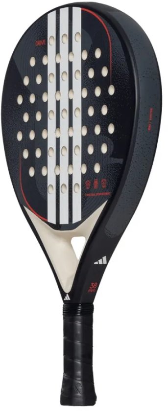 Zwarte padelracket met witte Adidas strepen en rode accenten. Het woord 'DRIVE' staat op de voorkant. '38 mm' op de steel.