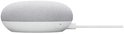 Zijaanzicht van een lichtgrijze Google Nest Mini met een wit koord.
