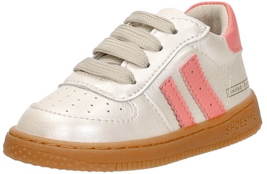 Vooraanzicht van een witte kindersneaker met roze strepen en bruine zool.