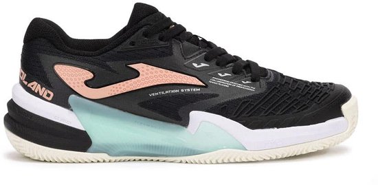 Zwarte Joma Roland Lady tennisschoen met roze logo, lichtblauwe zoolrand en tekst 'Ventilation System'.