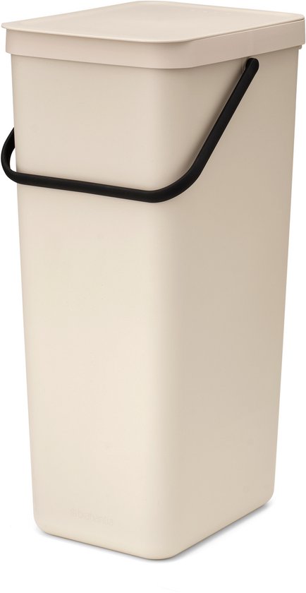 Zandkleurige Brabantia prullenbak met deksel en zwarte handgreep, op witte achtergrond.