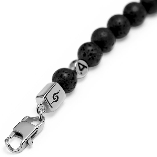 Armband met zwarte lavasteentjes, zilverkleurige kubusbedels met symbool en karabijnsluiting.