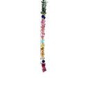 Een hangende ketting van multicolor toermalijn met lapis lazuli en amazoniet accenten.