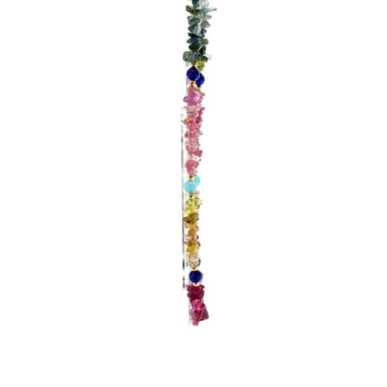 Een hangende ketting van multicolor toermalijn met lapis lazuli en amazoniet accenten.