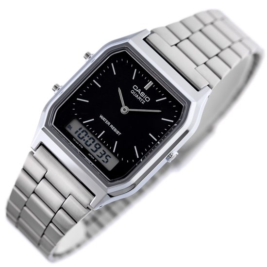 Montre argentée avec bracelet métallique, cadran noir, affichage analogique et numérique et bracelet argenté.