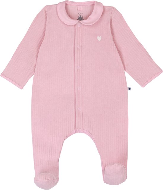 Pyjama bébé en velours rose à manches longues, col rond, fermeture par boutons-pression et pieds.