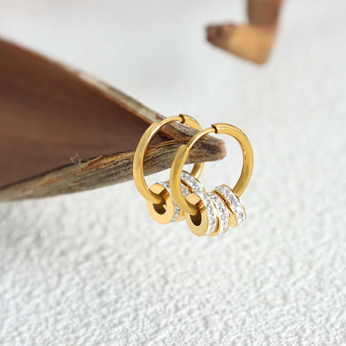 Glintweave – Roestvrijstalen Hoepeloorbellen met Zirkonia Hangertjes – 18K Verguld – Dames – Goud/Zilveraccent