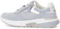 Lichtblauwe Gabor sneaker met zilvere details, witte zool en ritssluiting.