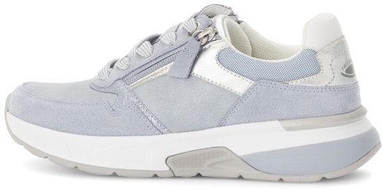 Lichtblauwe Gabor sneaker met zilvere details, witte zool en ritssluiting.