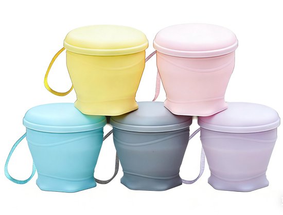 Vijf stapelbare, pastelkleurige opvouwbare bekers: geel, roze, lichtblauw, grijs en paars, met lussen.