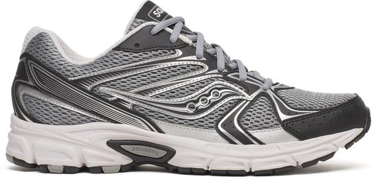 Zijzicht van een grijze en zwarte hardloopschoen met zilveren accenten en Saucony logo.
