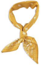 Gele bandana met wit paisley- en bloemenpatroon, geknoopt.