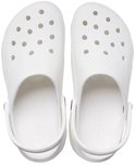 Witte Crocs clogs met perforaties, van bovenaf gezien.