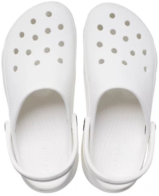 Witte Crocs clogs met perforaties, van bovenaf gezien.