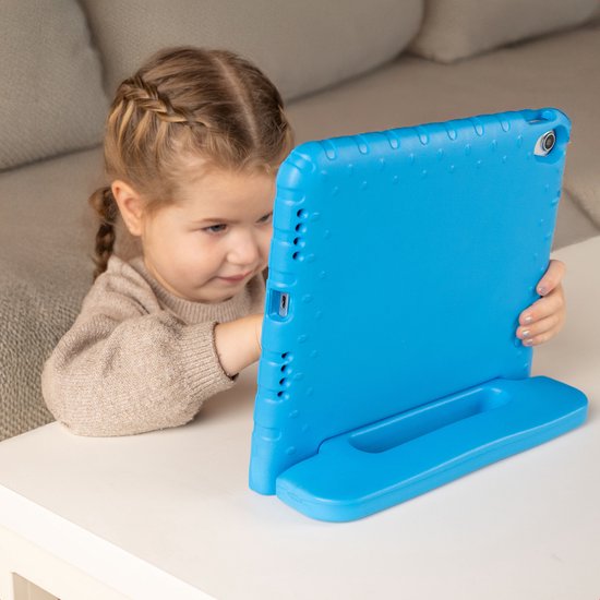Blauw kinder-tablet hoesje met handvat en standaard, gebruikt door een jong meisje met vlechten.