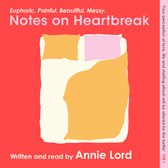 Boekcover 'Notes on Heartbreak' met een opgemaakt bed, beddengoed in geel en roze. Tekst: 'Euphoric. Painful. Beautiful. Messy. Notes on Heartbreak'.