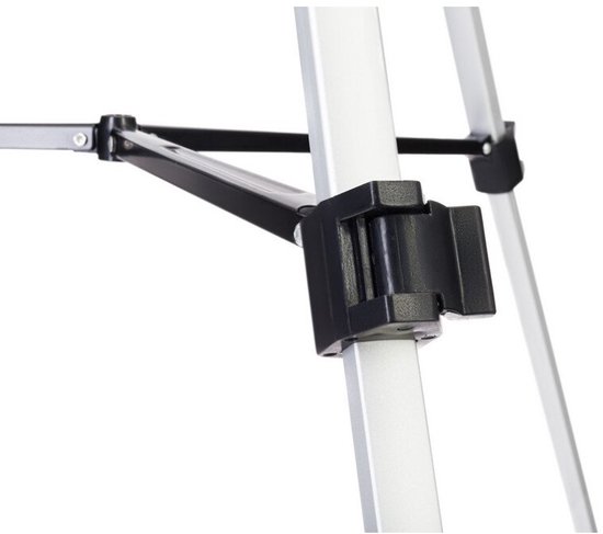 Detail van een zilverkleurig metalen telescoopstatief met zwarte kunststof verbindingen.