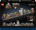 LEGO set van De Wegisweg met kleurrijke winkels, een dubbeldekkerbus en een draak op het gebouw.