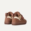 Achterkant van bruine UGG sneakers met schapenvacht kraag.