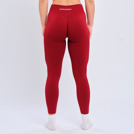 Achterkant van een vrouw in rode sportlegging. "EUPHORIA" op de achterkant van de tailleband.