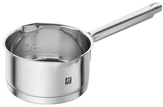 Roestvrijstalen steelpan met maatverdeling aan de binnenkant.