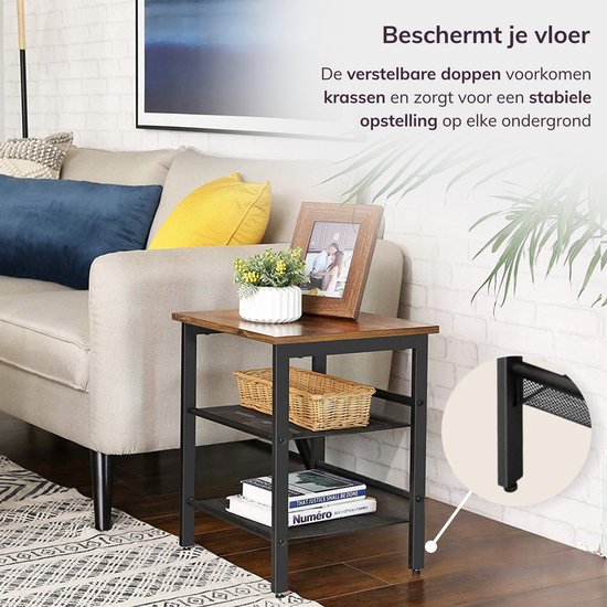 Bijzettafel met bruin tafelblad, zwart metalen frame en verstelbare doppen. Drie niveaus met manden en boeken.