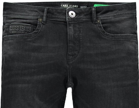 Detail van de voorkant van een donkergrijze jeans met merklogo en knoopsluiting.