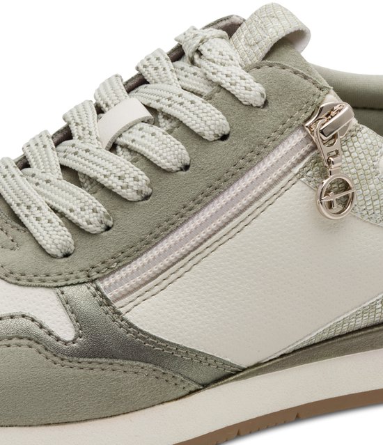 Detail van een groene en witte Tamaris sneaker met veter en ritssluiting met Tamaris logo.