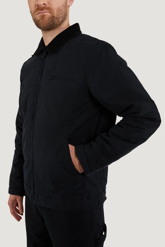 Man in donkerblauwe jas van Vintage Industries, met corduroy kraag, linkerhand in steekzak.