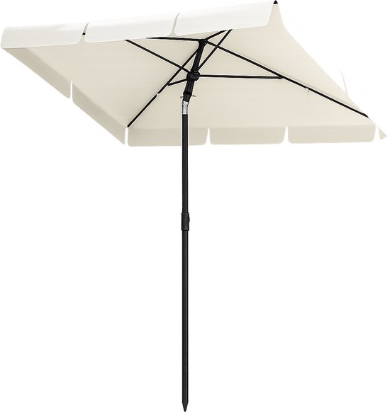 Beige vierkante parasol tegen een zwarte achtergrond.