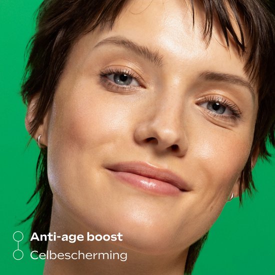 Close-up van een gezicht met groene achtergrond. Tekst "Anti-age boost" en "Celbescherming".
