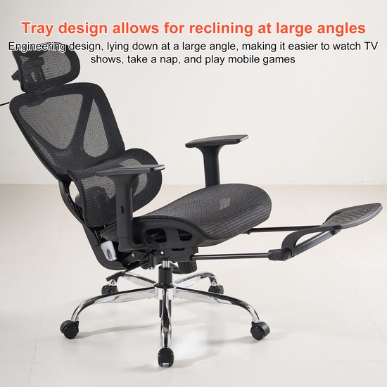 Zwarte ergonomische bureaustoel met uitklapbare voetensteun, liggend in een hoek. Tekst: 'Tray design allows for reclining at large angles'.