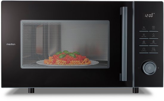 Zwarte Medion magnetron met gesloten deur. Een bord met pasta staat in de magnetron.