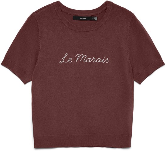 Pull bordeaux à manches courtes avec l'inscription "Le Marais" en lettres blanches, sur fond blanc.