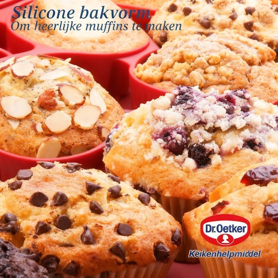 Close-up van verschillende muffins, waaronder chocoladechip, bosbes en noten, in een rode siliconen bakvorm. Dr. Oetker logo.