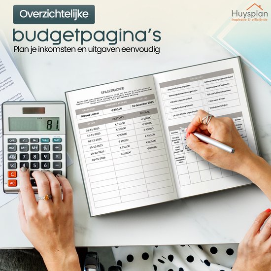 Overzichtelijke budgetpagina's met een spaartracker en een checklist, naast een rekenmachine en een open budgetplanner.