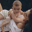 Bébé sur la poitrine de sa mère, avec biberon Difrax Mammafeel.