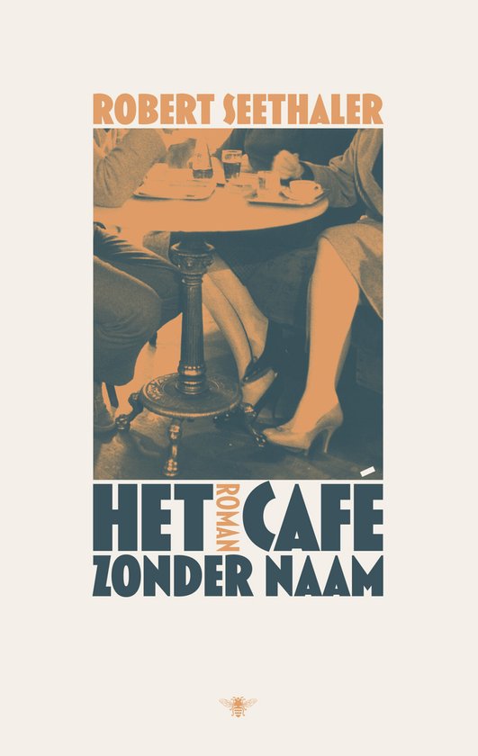 Boekcover 'Het café zonder naam' van Robert Seethaler, met een close-up van drie personen aan een tafel, met koffieglazen en stoelen. Tekst 'Het café zonder naam' en 'Robert Seethaler'.
