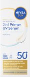 Een doosje NIVEA SUN BREATHABLE UV SPECIALIST 2in1 Primer UV Serum met SPF 50+, "BREATHABLE UV PROTECTION" en "GEAVANCEERDE UV-TECHNOLOGIE".