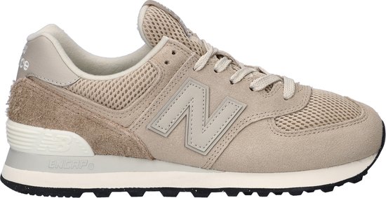 Zijkant van een beige New Balance 574 sneaker met suède en mesh.