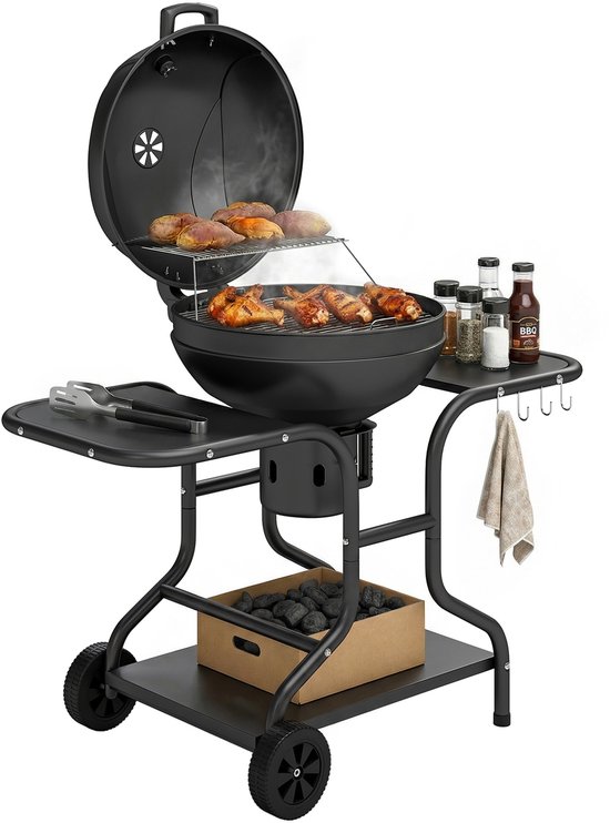Zwarte ronde barbecue met open deksel, kip en aardappelen grillen. Sauzen, kruiden en handdoek ernaast.
