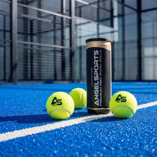Padelballen van Angelsports op een blauw padelveld met witte lijnen, naast een zwarte koker met gouden tekst.