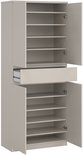 Taupe schoenenkast met alle deuren en de lade open. De kast heeft meerdere planken.