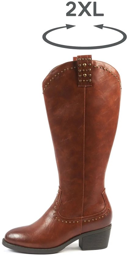Bruine laars met studs en aanduiding voor 2XL kuitwijdte.