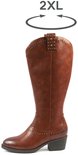 Bruine laars met studs en aanduiding voor 2XL kuitwijdte.
