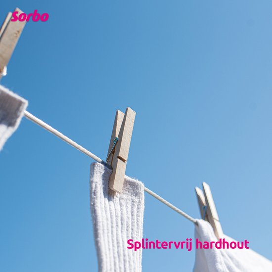 Sorbo houten wasknijper met een witte sok aan een waslijn. Blauwe lucht op de achtergrond. Tekst 'Splintervrij hardhout'.