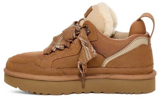 Bruine UGG sneaker met bontkraag, ruitpatroon veters en leren accenten.